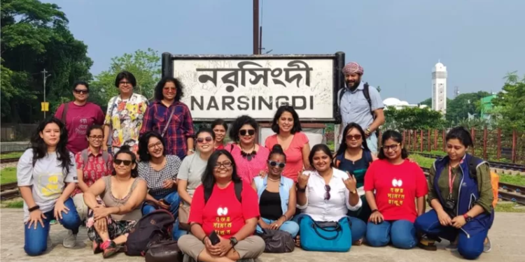 পোশাকের কারণে হেনস্থার অভিযোগ ওঠার পর নরসিংদী রেলস্টেশনে গিয়ে একদল নারী আন্দোলনকারীর প্রতিবাদ