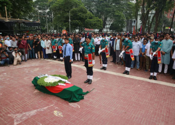আবদুল গাফ্‌ফার চৌধুরীকে গার্ড অব অনার প্রদান করা হচ্ছেছবি: তানভীর আহাম্মেদ
