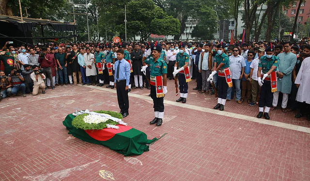 আবদুল গাফ্‌ফার চৌধুরীকে গার্ড অব অনার প্রদান করা হচ্ছেছবি: তানভীর আহাম্মেদ