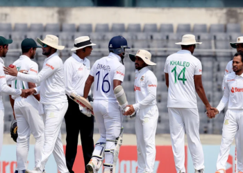 হারের পর শ্রীলঙ্কার অধিনায়ক করুণারত্নের সঙ্গে হাত মেলাচ্ছেন বাংলাদেশ অধিনায়ক মুমিনুল হক