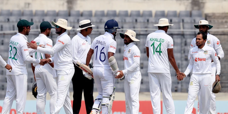 হারের পর শ্রীলঙ্কার অধিনায়ক করুণারত্নের সঙ্গে হাত মেলাচ্ছেন বাংলাদেশ অধিনায়ক মুমিনুল হক