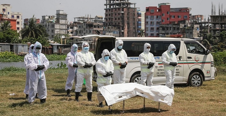 People, wearing protective suits, offer funeral prayers for a man who died due to coronavirus disease (COVID-19), before his burial at a graveyard in Dhaka, Bangladesh, April 6, 2020. REUTERS/Mohammad Ponir Hossain - RC2XYF95N1HM