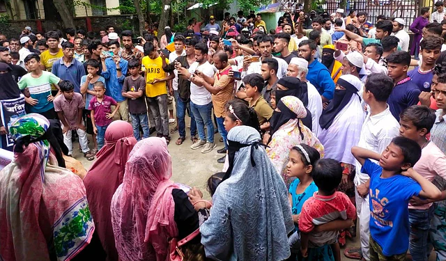 মাদ্রাসাছাত্রী মরিয়ম আক্তারকে হত্যা করা হয়েছে দাবি করে অভিযুক্তদের বিচারের দাবিতে বিক্ষোভ করেছেন এলাকাবাসী। রোববার সকালে মুন্সিগঞ্জ প্রেসক্লাবের সামনে