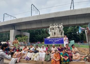 ঢাকা বিশ্ববিদ্যালয় ক্যাম্পাসে তরুণী যৌন নির্যাতনের শিকার হওয়ার প্রতিবাদে মহিলা পরিষদের সমাবেশ। রোববার বিকেলে, রাজু ভাস্কর্য