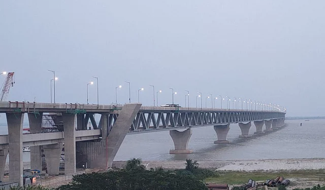 আলো জ্বালানোর পর পদ্মা সেতুর মাওয়া প্রান্ত। আজ মঙ্গলবার বিকেলে