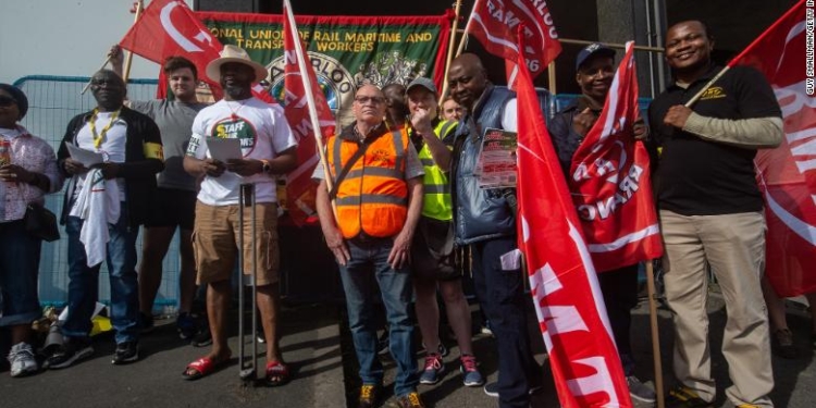 LONDON, ENGLAND - HUNE 21:  Striking RMT members join the picket line at Waterloo on June 21, 2022 in London, United Kingdom. The biggest rail strikes in 30 years started on Monday night with trains cancelled across the UK for much of the week. The action is being taken by Network Rail employees plus onboard and station staff working for 13 train operators across England. Thousands of jobs are at risk in maintenance roles and ticket office closures were planned as well as pay freezes during the cost of living crisis, says the RMT union. (Photo by Guy Smallman/Getty images)