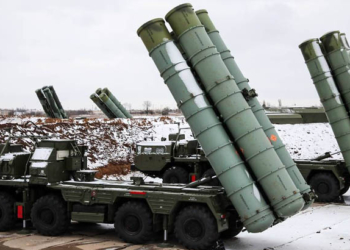 CRIMEA, RUSSIA - NOVEMBER 29, 2018: S-400 Triumf surface-to-air missile systems as an anti-aircraft military unit of the Russian Air Force and the Russian Southern Military District enters combat duty near the Crimean town of Dzhankoy twelve miles away from the Ukrainian border. Sergei Malgavko/TASS

Ðîññèÿ. Ðåñïóáëèêà Êðûì. Áîåâûå ðàñ÷åòû çåíèòíûõ ðàêåòíûõ êîìïëåêñîâ (ÇÐÊ) Ñ-400 "Òðèóìô" èç ñîñòàâà ñîåäèíåíèÿ ïðîòèâîâîçäóøíîé îáîðîíû àðìèè ÂÂÑ è ÏÂÎ Þæíîãî âîåííîãî îêðóãà, çàñòóïèâøèå íà áîåâîå äåæóðñòâî ïî ïðîòèâîâîçäóøíîé îáîðîíå íåäàëåêî îò Äæàíêîÿ, â 20 êèëîìåòðàõ îò ãðàíèöû ñ Óêðàèíîé. Ñåðãåé Ìàëüãàâêî/ÒÀÑÑ