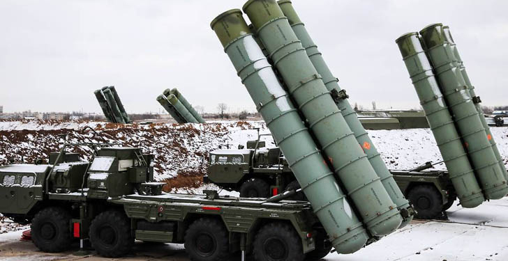 CRIMEA, RUSSIA - NOVEMBER 29, 2018: S-400 Triumf surface-to-air missile systems as an anti-aircraft military unit of the Russian Air Force and the Russian Southern Military District enters combat duty near the Crimean town of Dzhankoy twelve miles away from the Ukrainian border. Sergei Malgavko/TASS

Ðîññèÿ. Ðåñïóáëèêà Êðûì. Áîåâûå ðàñ÷åòû çåíèòíûõ ðàêåòíûõ êîìïëåêñîâ (ÇÐÊ) Ñ-400 "Òðèóìô" èç ñîñòàâà ñîåäèíåíèÿ ïðîòèâîâîçäóøíîé îáîðîíû àðìèè ÂÂÑ è ÏÂÎ Þæíîãî âîåííîãî îêðóãà, çàñòóïèâøèå íà áîåâîå äåæóðñòâî ïî ïðîòèâîâîçäóøíîé îáîðîíå íåäàëåêî îò Äæàíêîÿ, â 20 êèëîìåòðàõ îò ãðàíèöû ñ Óêðàèíîé. Ñåðãåé Ìàëüãàâêî/ÒÀÑÑ