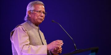 নোবেল বিজয়ী মুহাম্মদ ইউনূস, বাংলাদেশ বিক্ষোভকারীদের নির্বাচিত প্রধান উপদেষ্টা