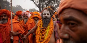 ভারতের মহা কুম্ভ প্রথম ‘রাজকীয় স্নান’কে ভয়ঙ্কর তপস্বীদের পবিত্র ডুব দিয়ে চিহ্নিত করে