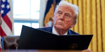 ট্রাম্প ব্রিকস দেশগুলিকে মার্কিন ডলার প্রতিস্থাপন থেকে বিরত করার জন্য শুল্ক হুমকির পুনরাবৃত্তি করেছেন