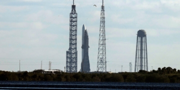 বেজোসের ব্লু অরিজিনের নতুন গ্লেনের আত্মপ্রকাশ স্পেসএক্সের কাছে দীর্ঘ প্রতীক্ষিত চ্যালেঞ্জ তৈরি করতে