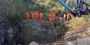 উদ্ধারকারীরা আটকে পড়া লোকদের সন্ধান করার সময় প্লাবিত ভারতীয় খনি থেকে একটি মৃতদেহ উদ্ধার করা হয়েছে৷