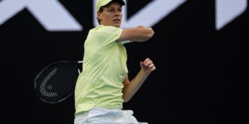 সিনার অস্ট্রেলিয়ান ওপেন ডিফেন্স আবার শুরু করেছেন, রাদুকানু প্রথম সুয়াটেকের বিরুদ্ধে জয়ের দিকে তাকিয়ে আছেন