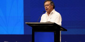 কলম্বিয়ার পেট্রো মার্কিন বিমানকে অভিবাসীদের ফেরত দেওয়ার অনুমতি দেবে না