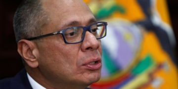 ইকুয়েডরের প্রাক্তন ভিপি গ্লাস বন্দীদের বিশৃঙ্খলার মধ্যে সরিয়ে নেওয়ার পরে কারাগারে ফিরে এসেছেন