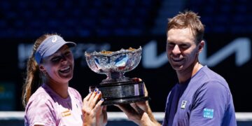 গাডেকি এবং পিয়ার্স অস্ট্রেলিয়ান ওপেন মিশ্র দ্বৈত শিরোপা জিতেছে