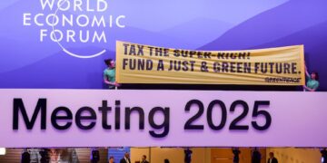 গ্রিনপিস কর্মীরা ডাভোসে WEF সভার ভিতরে জলবায়ু নিয়ে প্রতিবাদ করছে