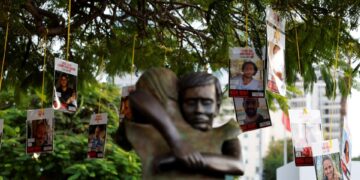 ইসরায়েলের মন্ত্রিসভা রবিবার থেকে কার্যকর হওয়ার কারণে গাজা যুদ্ধবিরতি চুক্তি অনুমোদন করেছে