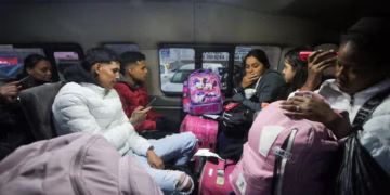 ট্রাম্প সুইপিং বর্ডার ক্র্যাকডাউন, গণ নির্বাসন ধাক্কা শুরু করেছেন