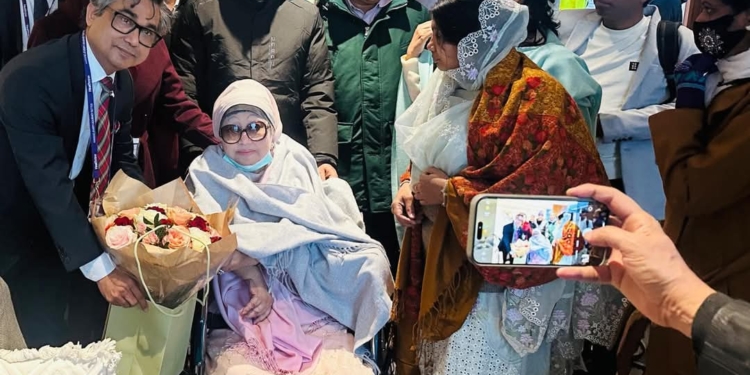 বেগম জিয়াকে ফুল দিয়ে বরন করেছন বাংলাদেশের ভারপ্রাপ্ত হাইকমিশনার হযরত আলী খান
