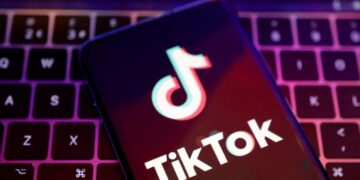 TikTok ইউএস অ্যান্ড্রয়েড ব্যবহারকারীদের তার ওয়েবসাইটে কিটের মাধ্যমে অ্যাপ ডাউনলোড করতে দেয়