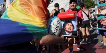 অনেক আর্জেন্টাইন অর্থনীতিতে মাইলিকে সমর্থন করে। বৈচিত্র্যের বিরুদ্ধে তার যুদ্ধ আরও বিভেদমূলক।