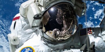 মহাকাশ ভ্রমণ কীভাবে মহাকাশচারীর স্বাস্থ্যকে প্রভাবিত করে?