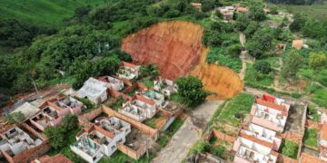 বিশাল সিঙ্কহোল আমাজনিয়ান শহরের শত শত মানুষকে ঝুঁকির মধ্যে ফেলেছে