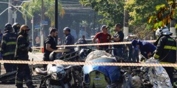 ব্যস্ত সাও পাওলো এভিনিউতে একটি ছোট বিমান বাসের সাথে বিধ্বস্ত হলে দুইজন নিহত হয়েছেন