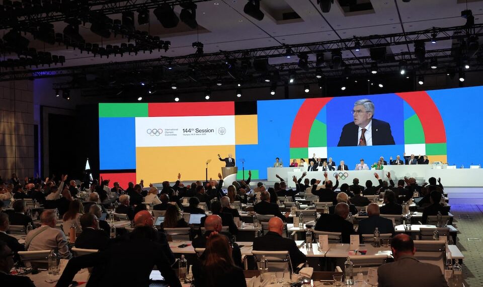 144 তম IOC অধিবেশন IOC সভাপতির নির্বাচন সহ - কোস্টা নাভারিনো, পাইলোস, গ্রীস - 20 মার্চ, 2025 আন্তর্জাতিক অলিম্পিক কমিটির (IOC) সদস্যদের 144 তম IOC অধিবেশন চলাকালীন 2028 লস অ্যাঞ্জেলেস অলিম্পিকে বক্সিং অন্তর্ভুক্ত করার পক্ষে ভোট দেওয়া সাধারণ দৃশ্য৷ রয়টার্স