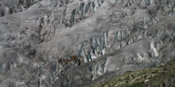 সুইস বিজ্ঞানীরা আল্পসের বৃহত্তম হিমবাহ রক্ষা করার আশা করছেন, এমনকি বরফের ক্ষয় ত্বরান্বিত হচ্ছে