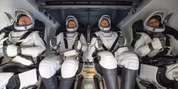 নাসার মহাকাশচারী ‘বুচ এবং সুনি’ মহাকাশে টানা মিশন শেষে পৃথিবীতে ফিরে এসেছেন