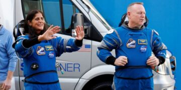 নাসা এবং স্পেসএক্স আটকে থাকা মহাকাশচারীদের অদলবদল করার লক্ষ্যে যাত্রা শুরু করেছে