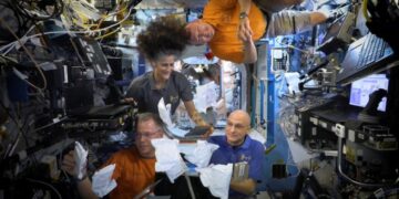 মহাকাশচারী ক্রু ‘বুচ এবং সুনি’ প্রতিস্থাপন করতে মহাকাশ স্টেশনের সাথে ডক করেছে