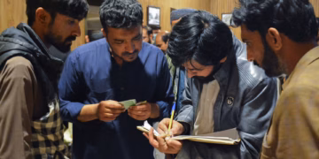 পাকিস্তান ট্রেন হাইজ্যাক: আত্মঘাতী বোমা হামলাকারীরা উদ্ধার অভিযানকে জটিল করে তোলে