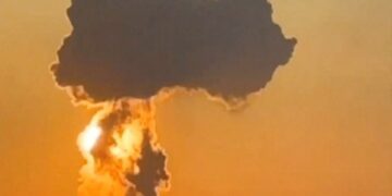 ইউক্রেন রাশিয়ান কৌশলগত বোমারু বিমানঘাঁটিতে হামলা চালিয়ে বিশাল বিস্ফোরণ ঘটায়