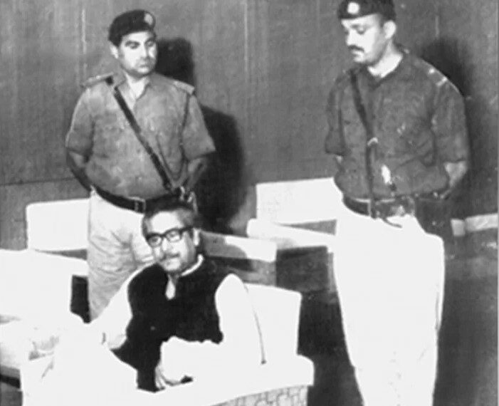 বঙ্গবন্ধুকে প্রেফতার করছে পাক সেনারা