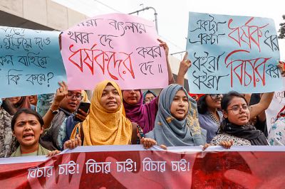 ধর্ষকের বিচার দাবিতে ঢাকা বিশ্ববিদ্যালয়ে শিক্ষার্থীদের বিক্ষোভছবি  সৌজন্যে দৈনিক প্রথম আলোঃ