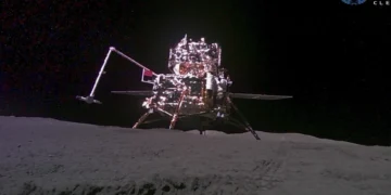 চাঁদের দূরের মাটি পৃথিবীর দিকের তুলনায় শুষ্ক অবস্থার পরামর্শ দেয়