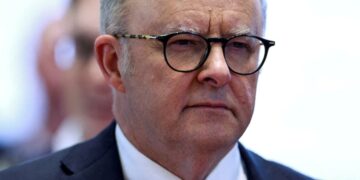 অস্ট্রেলিয়ার ক্ষমতাসীন লেবার মে ভোটে পাতলা সংখ্যাগরিষ্ঠতা নিয়ে ক্ষমতা ধরে রাখতে পারে, জরিপ দেখায়