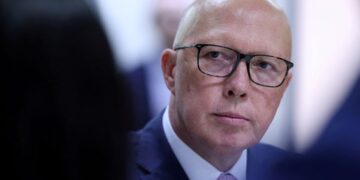 অস্ট্রেলিয়ার বিরোধী দল নির্বাচন ঘনিয়ে আসায় কর্মীদের অফিসে কাজ করার নীতি বাতিল করেছে