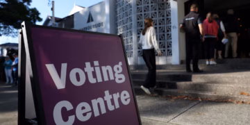 ট্রাম্পের ছায়ায় অস্ট্রেলিয়ার প্রধানমন্ত্রী ও বিরোধীরা চূড়ান্ত নির্বাচনী প্রচারণা চালাচ্ছেন