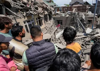 ২৬শে এপ্রিল, ২০২৫ তারিখে পুলওয়ামা জেলার মুরান এলাকায়, পাহেলগাম সন্ত্রাসী হামলার সন্দেহভাজন আহসান উল হক শেখের বাড়ির কাছে লোকজন দাঁড়িয়ে আছে। এই হামলাটি বিস্ফোরণে ধ্বংস হয়ে যায়।