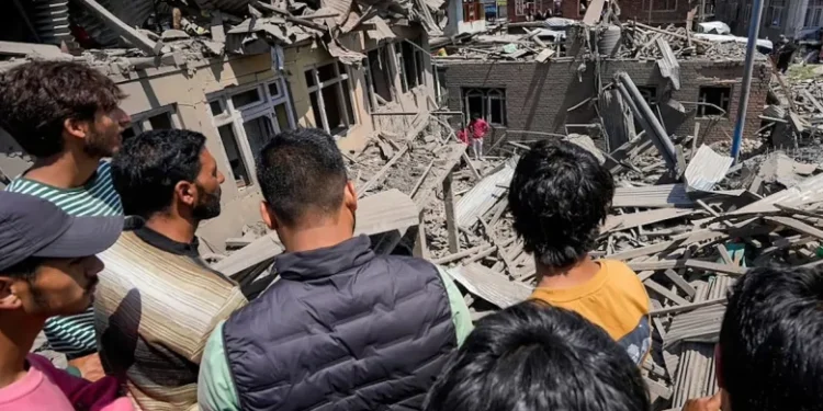 ২৬শে এপ্রিল, ২০২৫ তারিখে পুলওয়ামা জেলার মুরান এলাকায়, পাহেলগাম সন্ত্রাসী হামলার সন্দেহভাজন আহসান উল হক শেখের বাড়ির কাছে লোকজন দাঁড়িয়ে আছে। এই হামলাটি বিস্ফোরণে ধ্বংস হয়ে যায়।