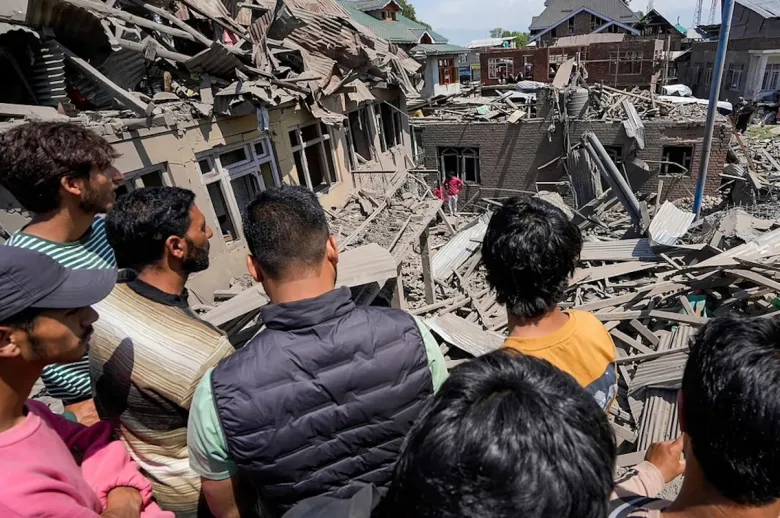 ২৬শে এপ্রিল, ২০২৫ তারিখে পুলওয়ামা জেলার মুরান এলাকায়, পাহেলগাম সন্ত্রাসী হামলার সন্দেহভাজন আহসান উল হক শেখের বাড়ির কাছে লোকজন দাঁড়িয়ে আছে। এই হামলাটি বিস্ফোরণে ধ্বংস হয়ে যায়।