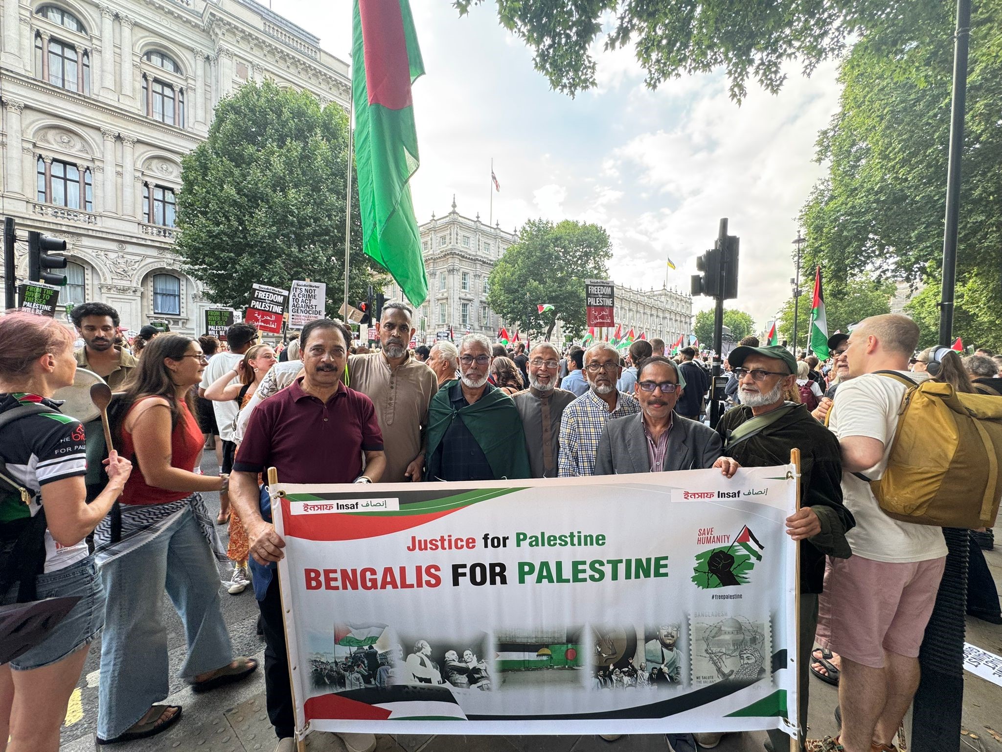 ব্রিটিশ প্রধানমন্ত্রীর কার্যালয়ের সামনে হাঁড়ি পাতিল বিক্ষোভ