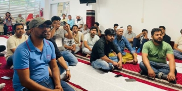 ব্রিটিশ প্রধানমন্ত্রীর কার্যালয়ের সামনে হাঁড়ি পাতিল বিক্ষোভ