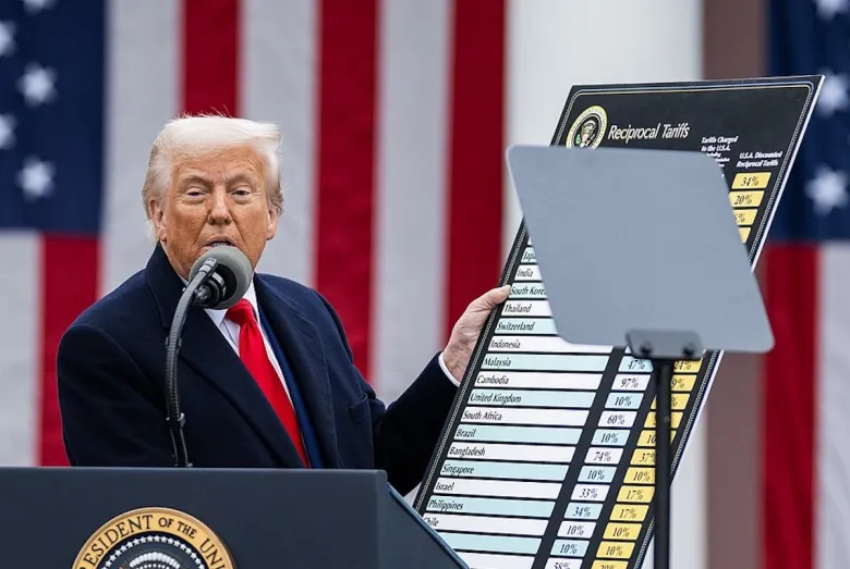 'মুক্তি দিবসে' দেশ-ভিত্তিক শুল্ক তালিকা সহ ট্রাম্প। ছবি: উইকিপিডিয়া