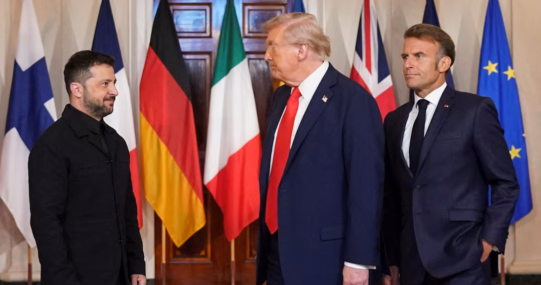 ১৮ আগস্ট, ২০২৫ তারিখে ওয়াশিংটন, ডি.সি.-তে অবস্থিত হোয়াইট হাউসে ইউক্রেনে রাশিয়ার যুদ্ধ বন্ধের আলোচনার মধ্যে ইউরোপীয় নেতাদের সাথে সাক্ষাতের সময় মার্কিন প্রেসিডেন্ট ডোনাল্ড ট্রাম্প, ইউক্রেনের প্রেসিডেন্ট ভলোদিমির জেলেনস্কি এবং ফরাসি প্রেসিডেন্ট ইমানুয়েল ম্যাক্রোঁ একটি পারিবারিক ছবির জন্য দাঁড়িয়ে আছেন। রয়টার্স